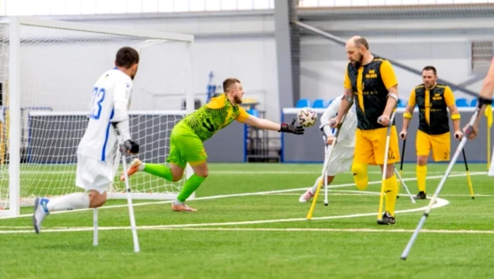 Deși schilodită de bombele lui Putin, Ucraina nu se dă bătută. Ia naștere primul campionat de fotbal jucat în cârje