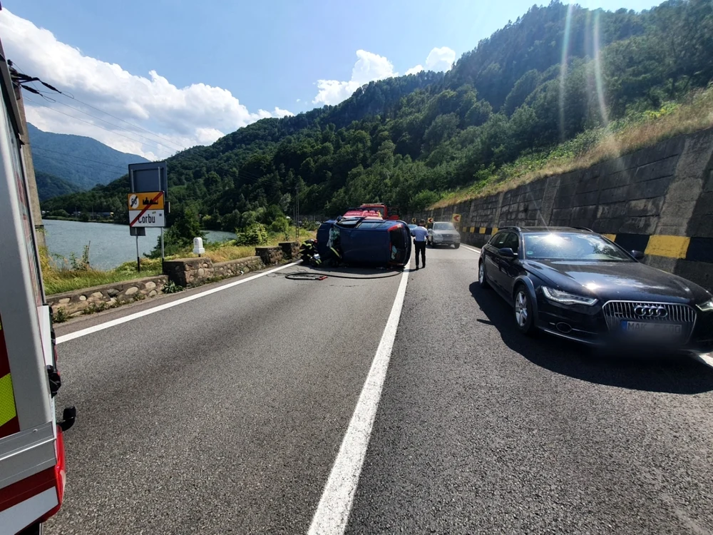 Accident rutier pe Valea Oltului - DN7-E81 - în Corbu - Brezoi din Vâlcea - o maşină s-a răsturnat pe şosea - o victimă Foto Adevărul 1