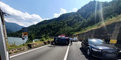 Accident rutier pe Valea Oltului - DN7-E81 - în Corbu - Brezoi din Vâlcea - o maşină s-a răsturnat pe şosea - o victimă Foto Adevărul 1