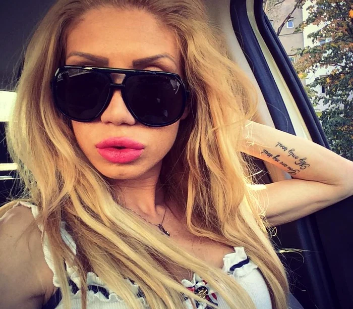 Adelina Etcu, la volanul uneia dintre masinile saleFoto: Facebook / Adelina Etcu