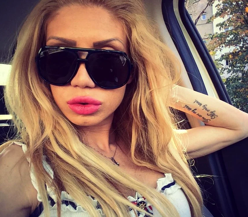 
    Adelina Etcu, la volanul uneia dintre masinile saleFoto: Facebook / Adelina Etcu  