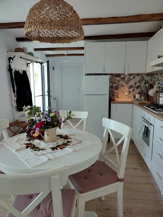 Acum, eleganţa şi  simplitatea  caracterizează noua căsuţă 