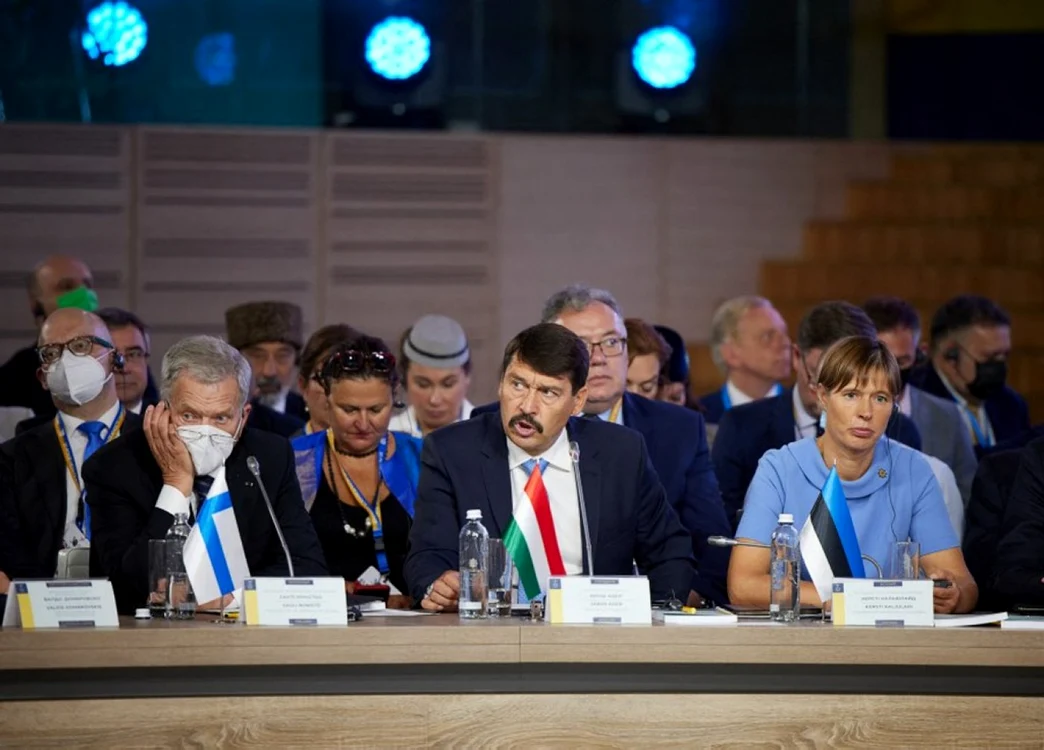 Preşedintele Ungariei, Janos Ader (centru),  la Summitul Platformei Crimeea de la Kiev, 23 august 2021, Foto AFP