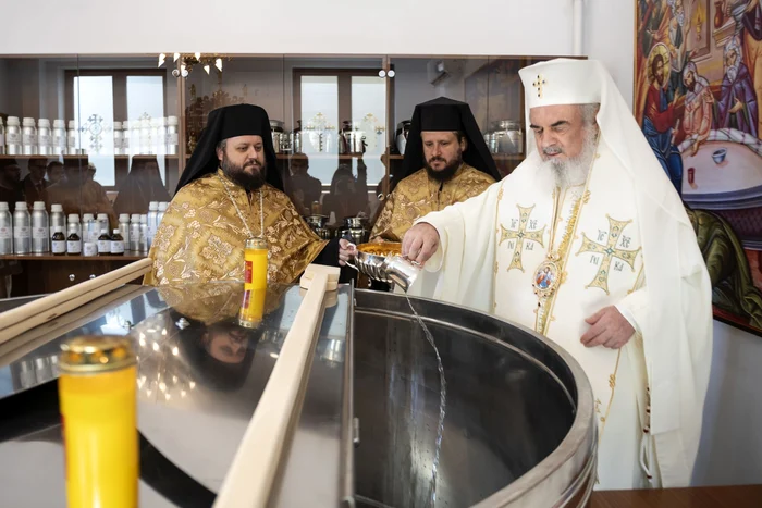 Patriarhul Daniel a sfințit luni noul”laborator”unde se prepară Marele și Sfântul MirFoto: basilica.ro
