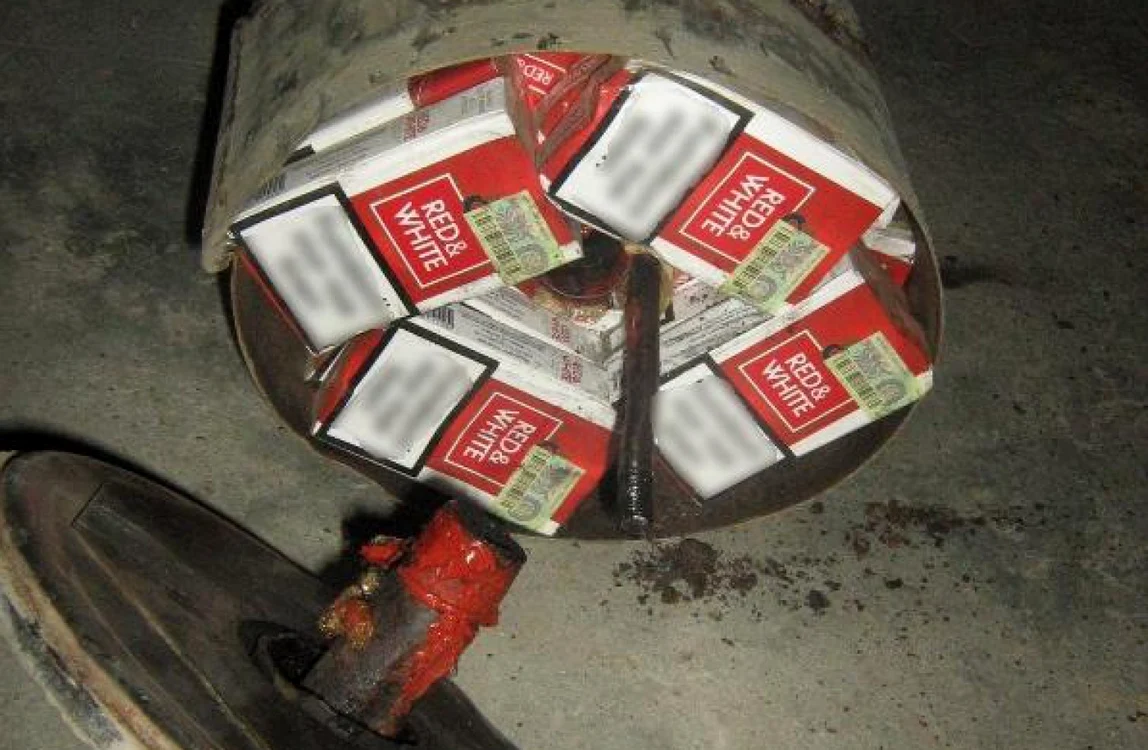 În ţeava de eşapament au fost găsite peste 110 pachete de ţigări.