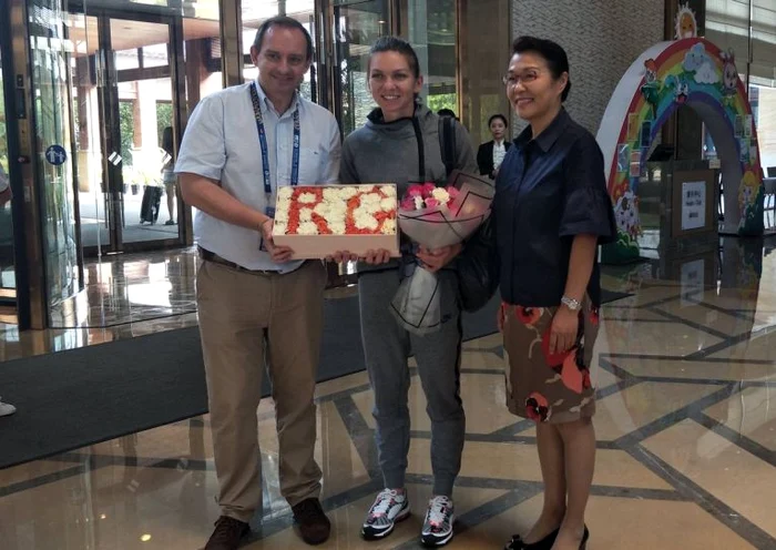 Simona Halep, intampinata cu flori la Wuhan