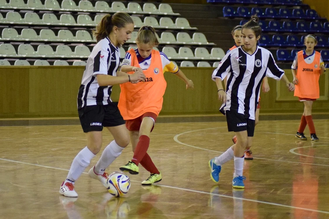 
    Nu doar fetele au ambiții mari, ci și selecționerul Mirel Albon, spectator și el la meciurile din cadrul turneului ”Fotbal și Feminitate”Foto: Click!  