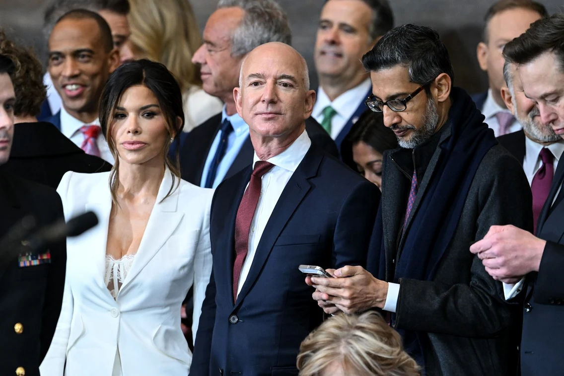 Lauren Sanchez și Jeff Bezos 