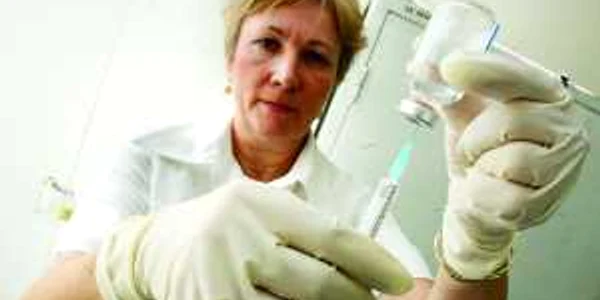 O asistentă din Neamţ îşi aşteaptă în zadar colegii să-i vaccineze
