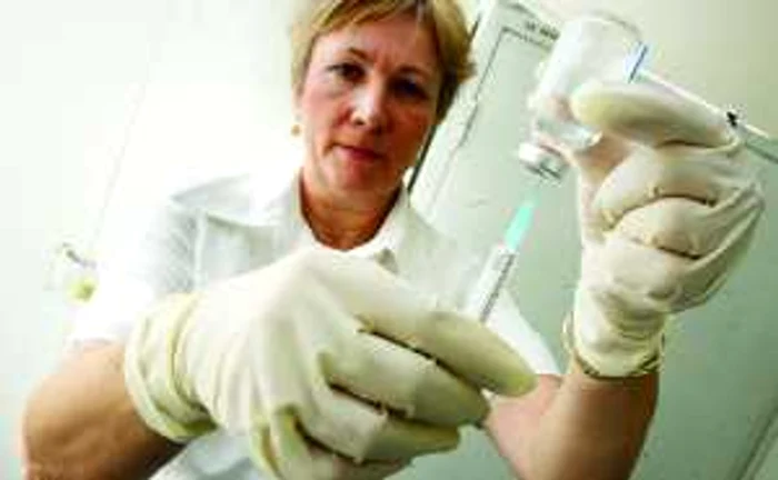 O asistentă din Neamţ îşi aşteaptă în zadar colegii să-i vaccineze