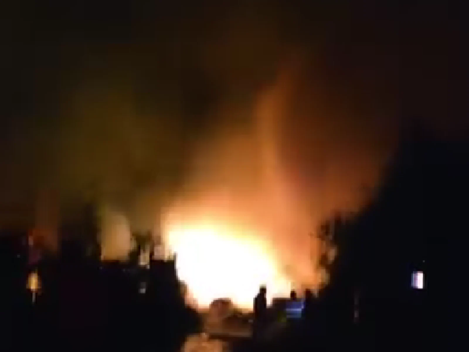 Incendiu puternic la o hală de depozitare legume-fructe din Suceava. Cauza izbucnirii, potrivit autorităților