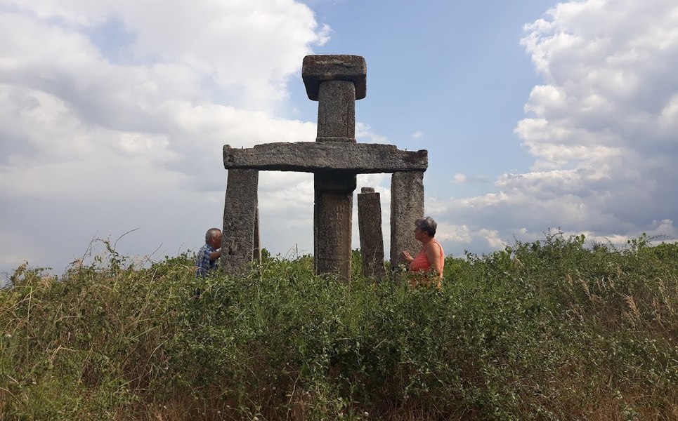 Enigmaticele inscripții de pe Crucea Manafului. Monument creștin ca un megalit celtic, dar decorat în stil islamic