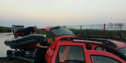 Pompierii caută un pescar care ar fi dispărut cu barca în zona Lacului Goloviţa / FOTO ISU