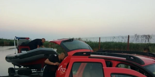 Pompierii caută un pescar care ar fi dispărut cu barca în zona Lacului Goloviţa / FOTO ISU