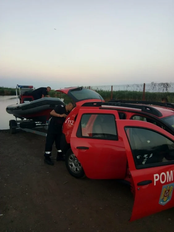 Pompierii caută un pescar care ar fi dispărut cu barca în zona Lacului Goloviţa / FOTO ISU
