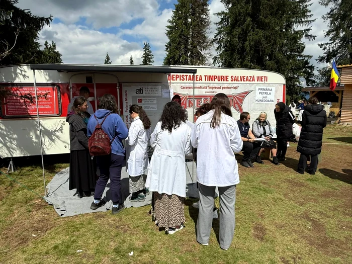 Caravana ,,Împreună pentru Viață" la mănăstirea Oașa, jud. Alba FOTO Facebook/ Colegiul Medicilor