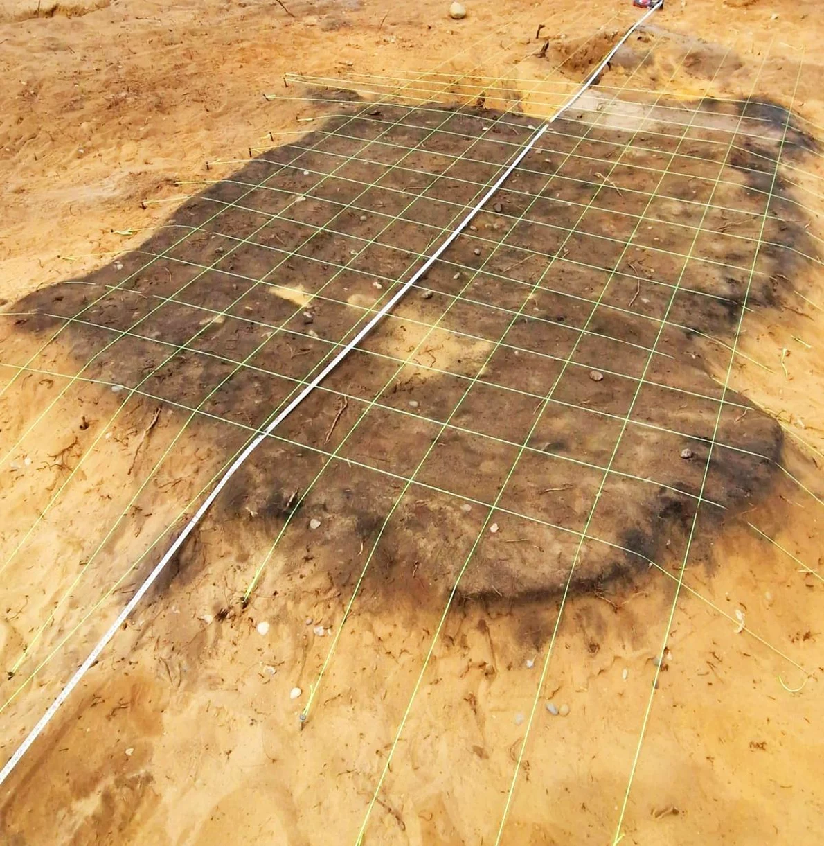 Un rug funerar antic, descoperit de arheologi în apropierea coastei Mării Nordului (© Oxford Cotswold Archaeology)