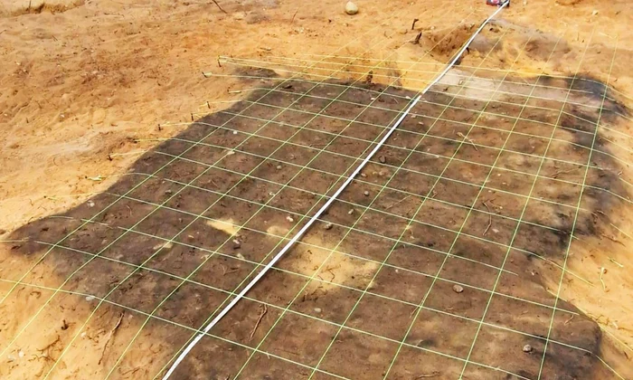 Un rug funerar antic, descoperit de arheologi în apropierea coastei Mării Nordului (© Oxford Cotswold Archaeology)