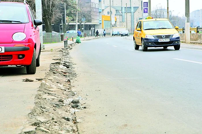 Şi aici se schimbă bordurile. Lucrarea ţine de reabilitarea Pasajului Muncii. Valoarea proiectului e de 9,7 milioane €, iar lucrările vor fi gata la anul