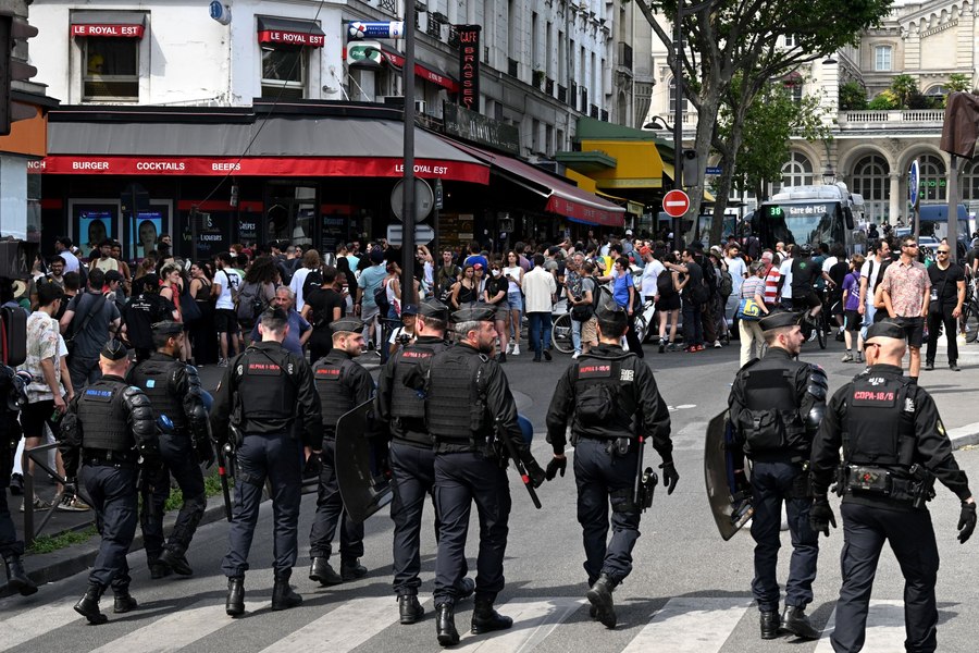 Sute de oameni s-au adunat la Paris pentru a-l onora pe Adama Traoré, un bărbat de culoare mort în custodia poliției în 2016