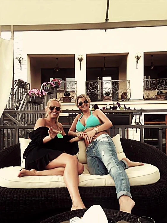 Vica Blochina şi Anamaria Prodan, la soare, într-o zi de weekend fără griji. (Foto: arhivă personală)