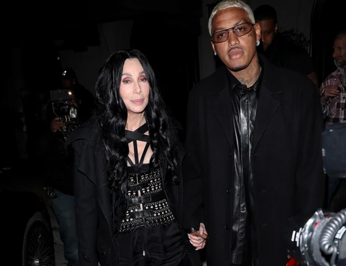 Cher a fost fotografiată ținându-se de mână cu un bărbat tânăr (Foto: Profimedia)
