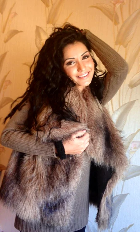 Andra a primit o vestă de blană de la un fan