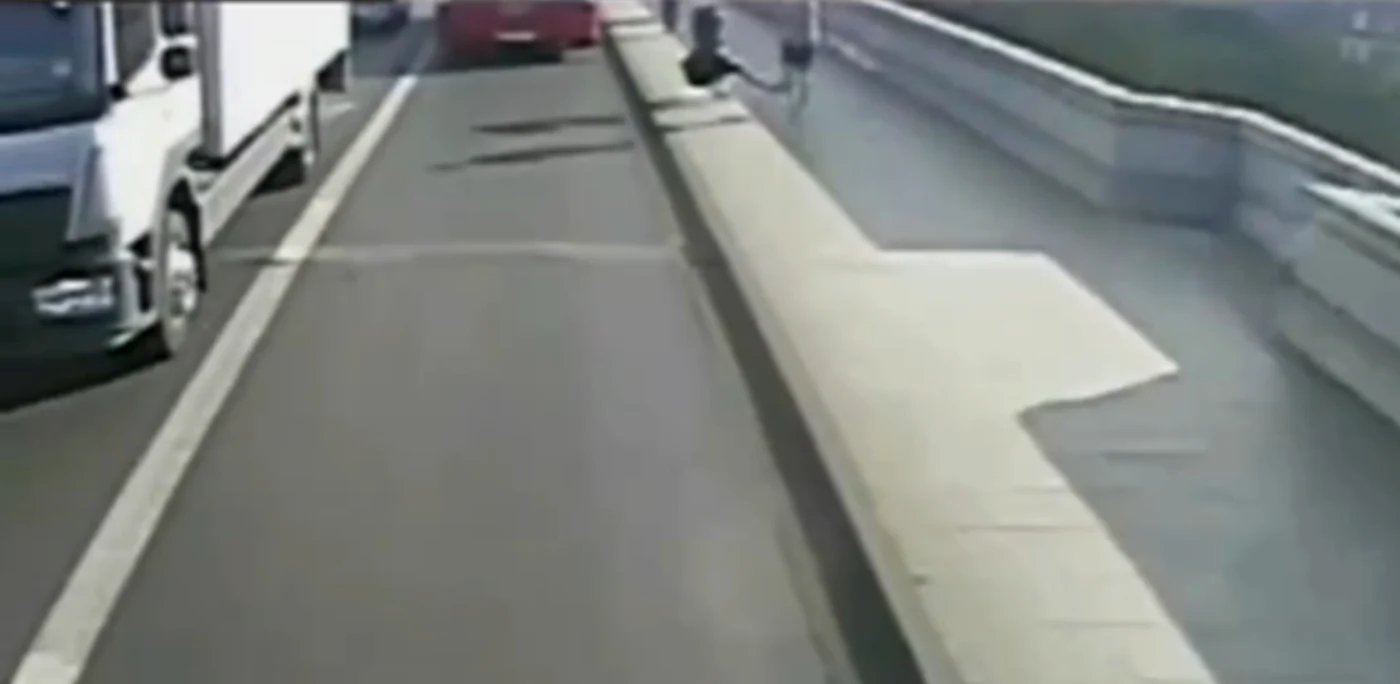 Momentul în care alergătorul împinge femeia pe carosabil. Foto: captură video X/BPI News