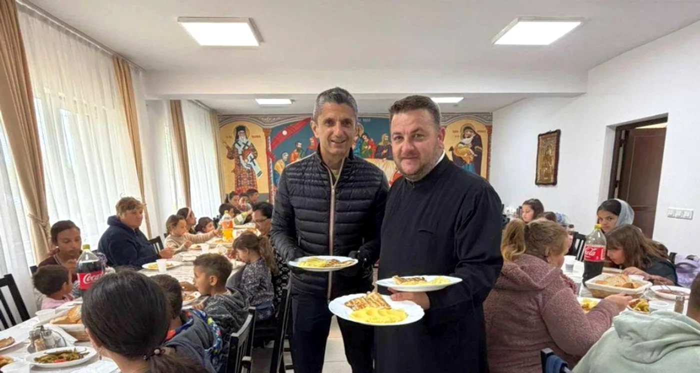 Răzvan Lucescu a servit copiii într-o cantină la pomana tatălui său / FOTO: social media