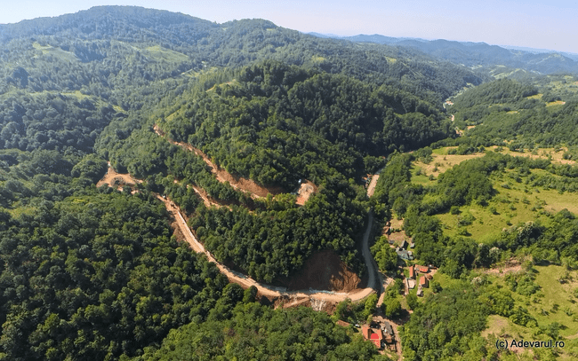 Drumul Regelui, noua șosea din Munții Zarandului. De la bârlogul haiducilor lui Față Neagră la casa lui Arsenie Boca și Vața Băi