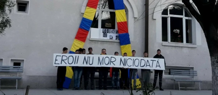 Elevii au ridicat panoul FOTO Adevărul