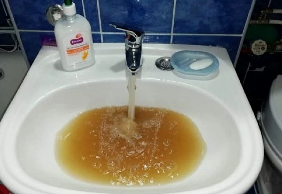 Apa curge neagră, plină de nisip Foto: Facebook