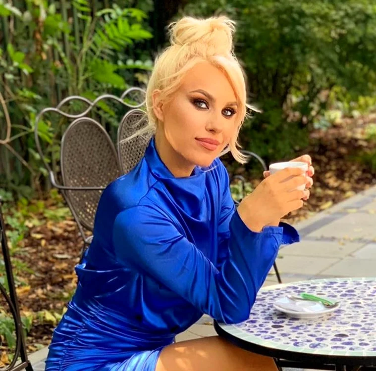 
    Amna (36 de ani) este divorţată  şi-l creşte singură pe David  Cristian, de 6 ani şi jumătate  
