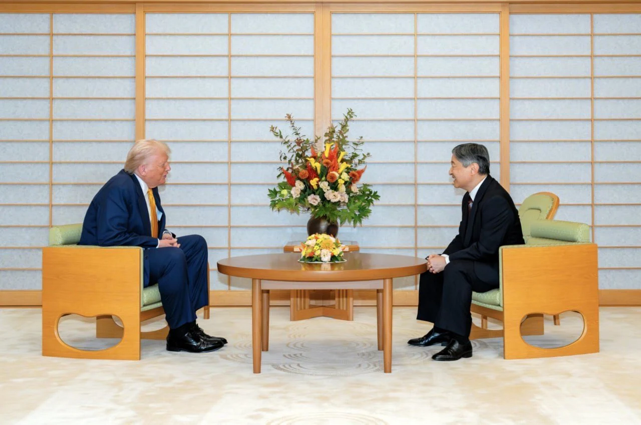 Trump, primit cu fast de împăratul Naruhito în Japonia: „O strângere de mână foarte puternică”