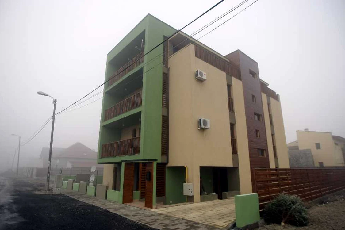 Blocul are patru etaje, şase apartamente de 100 de metri pătraţi şi un penthouse
