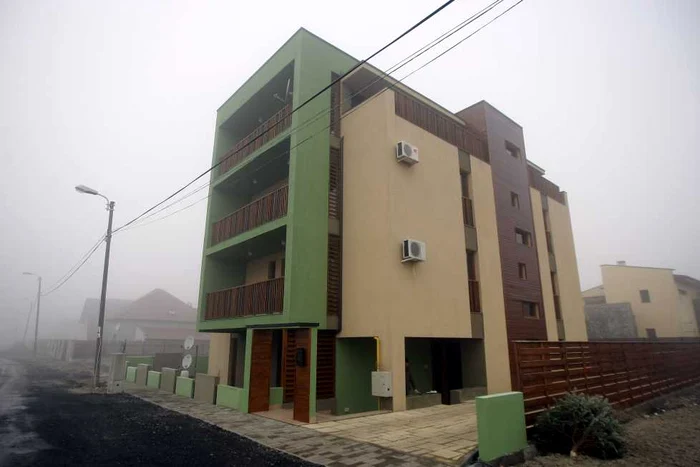 Blocul are patru etaje, şase apartamente de 100 de metri pătraţi şi un penthouse