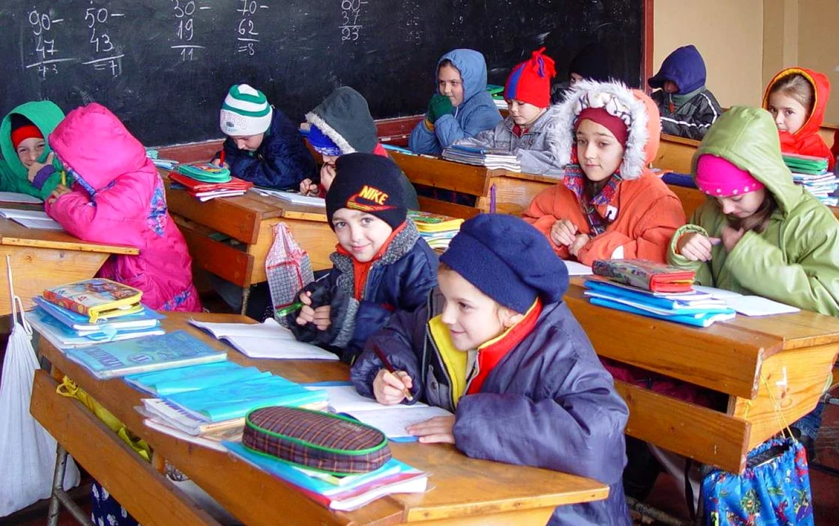 Elevii stau cu hainele pe ei, în sala de clasă Foto: arhivă Click! 