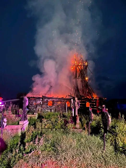 O biserică de lemn veche de peste 350 de ani din Maramureș, mistuită de flăcări. Turla uriașă de 25 de metri riscă să se prăbușească