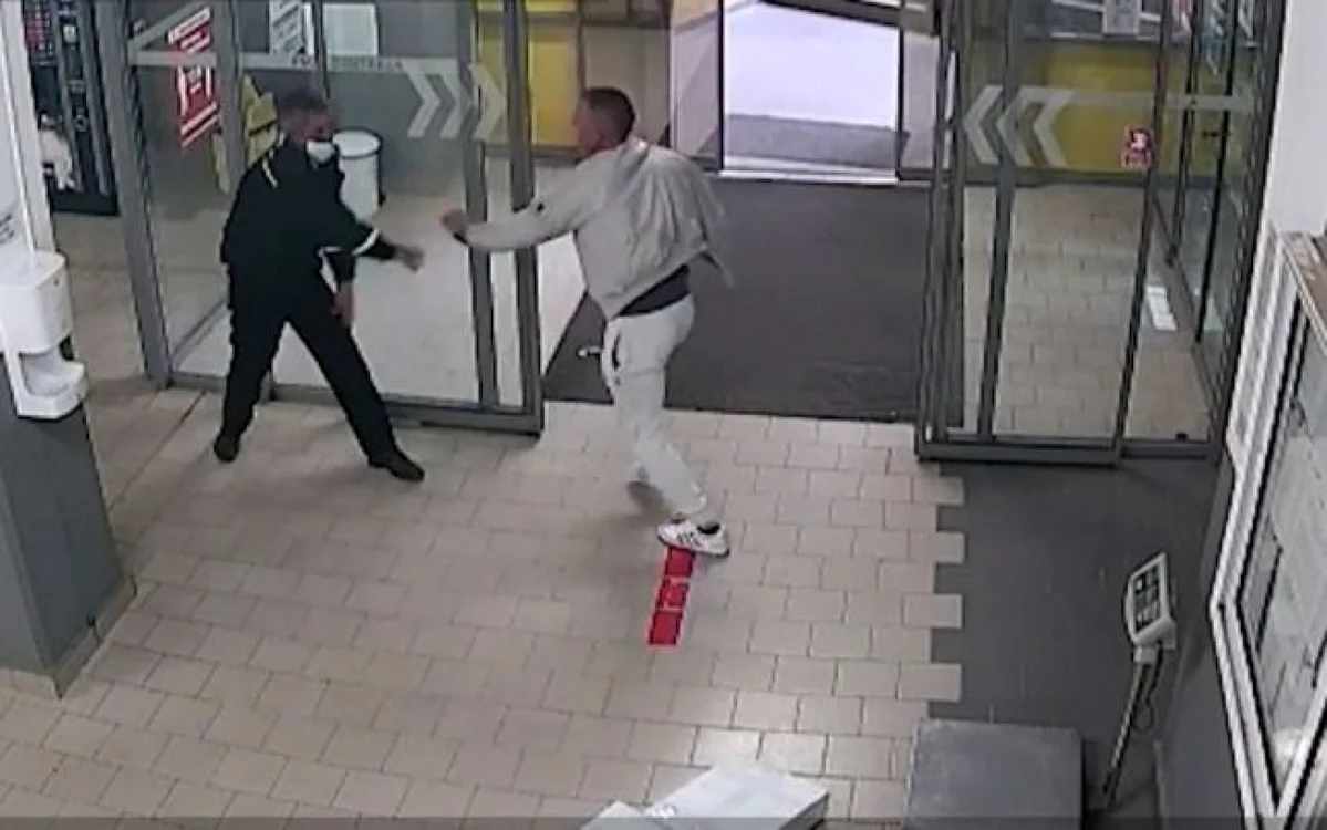 Poliţistul s-a ales cu un traumatism cranian în urma loviturilor primite de la agresor FOTO captură video