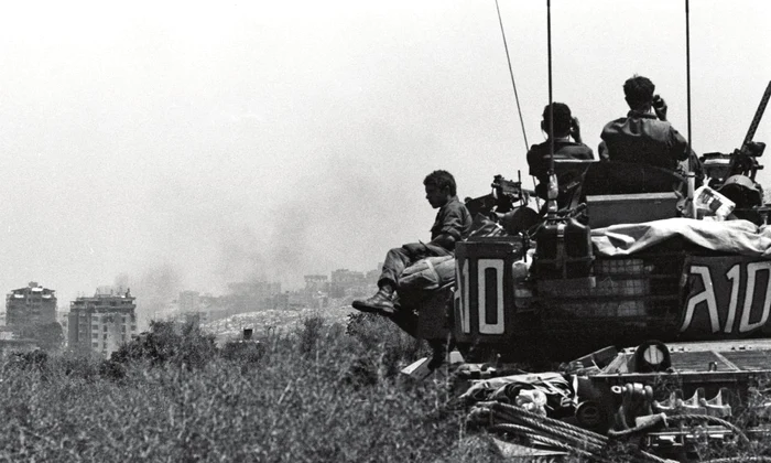 Tanc al armatei israeliene în timpul operațiunii „Pace pentru Galileea” din sudul Libanului, iunie 1982 (foto: Getty Images)