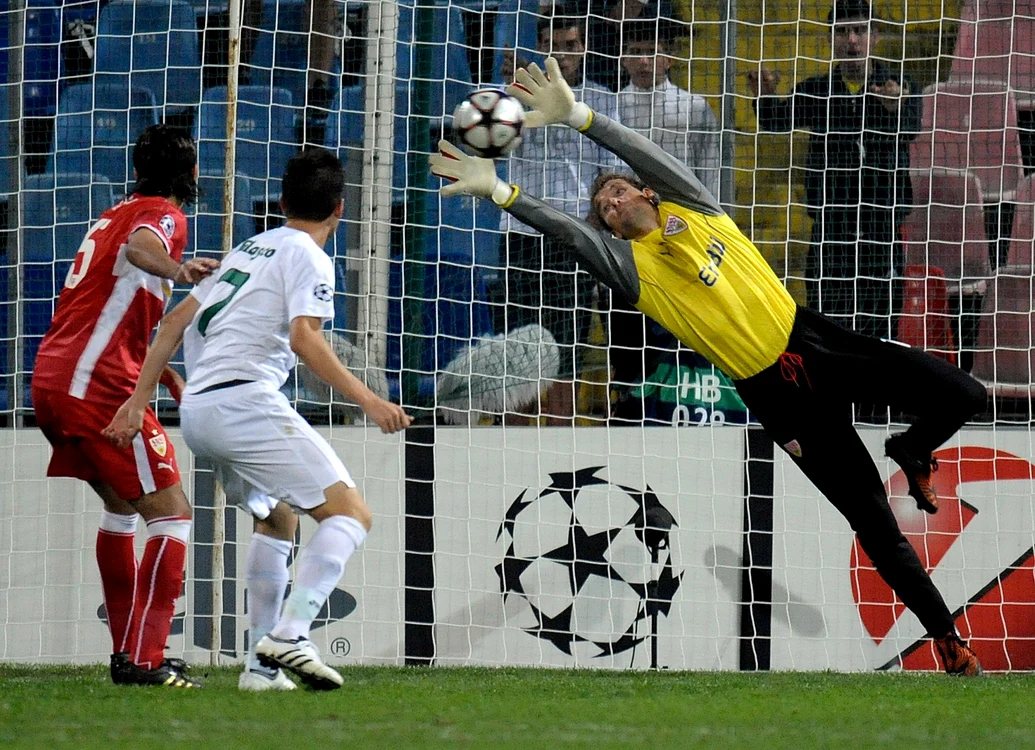 Jens Lehmann, VFB Stuttgart, nu se poate opune şutului expediat de Varga, Unirea Urziceni