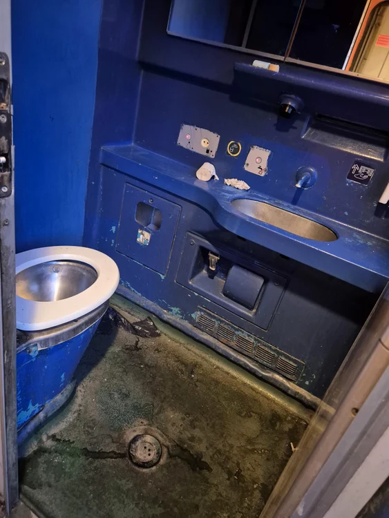 Toaletă dintr-un tren CFR. FOTO: Fotografie postată pe reddit de un utilizator  