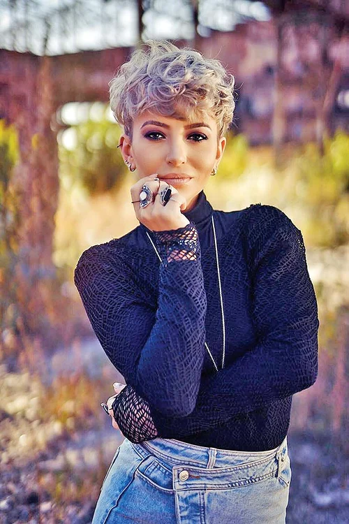 Giulia a debutat ca actriță în filmul ”Faci sau taci!”