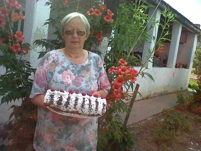 
    Ruladă cu cremă de brânză şi vişine  