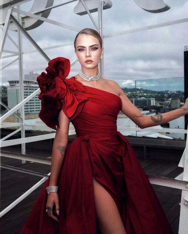 Cara Delevingne într-o rochie roșie