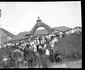 Fotografie realizată în anii 30 cu țărani din Zlatna la o sărbătoare prelucrare digitală Colecția Renascendis Sursa Arhiva de Fotografie