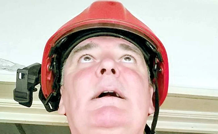 
    Când a intrat în casă pentru a-şi recupera din lucruri, pompierii l-au obligat pe Florin  să poarte cască de protecţie  