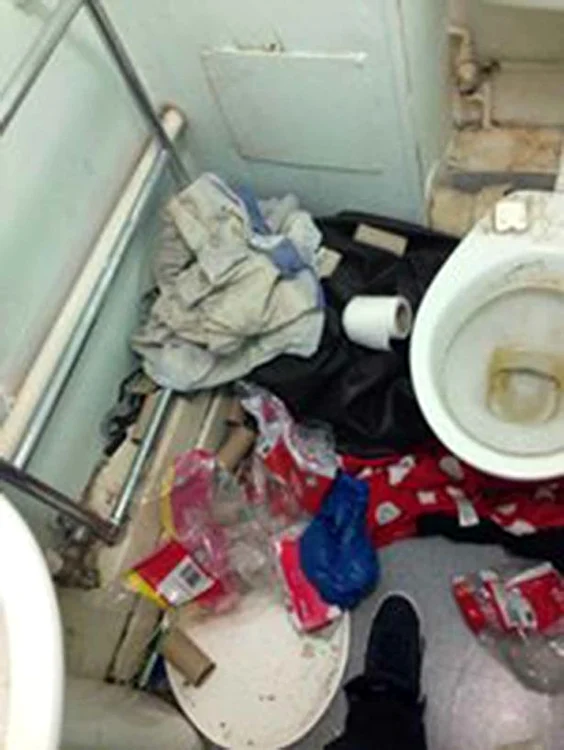 Apartamentul era acoperit de mizerie