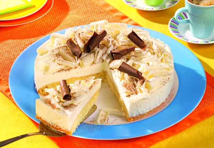 Răsfaţă-te cu o felie de tort cu cremă de vanilie şi ciocolată!clickpoftabuna.ro