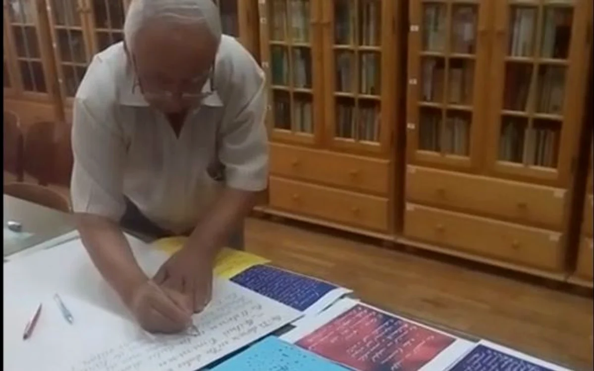 Petre Ghilencea, caligrafiind la Biblioteca Judeţeană Dinicu Golescu din Piteşti. Captură video din arhiva personală